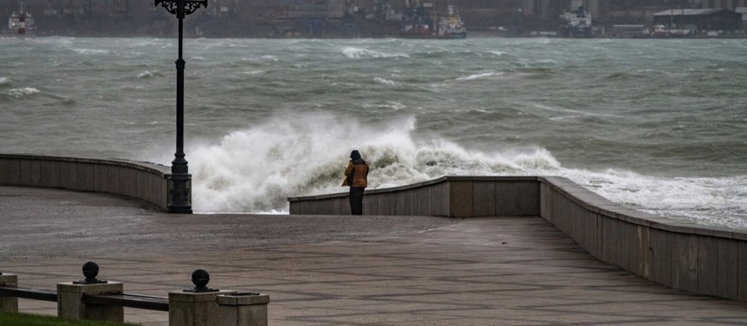 Несмотря на запрет, местные жители успели поделиться снимками негодующего моря в сети.В Новороссийске снова начался шторм.