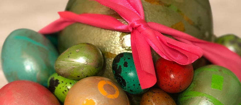 Традиция окрашивания яиц на Пасху появилась очень давно. Есть несколько версий, почему именно яйцо стало символом этого праздника.