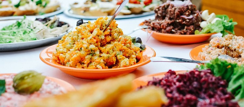 Сельдь часто используют для приготовления традиционного салата "шуба". Однако летом такое блюдо может показаться слишком сытным.