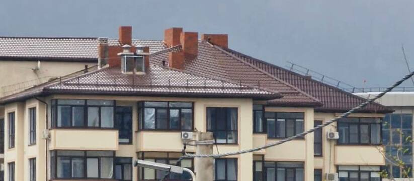В Новороссийске продолжают восстанавливать крышу дома на Лейтенанта Шмидта, 17