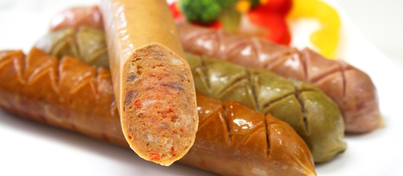 Повар Юлия Архипова разъяснила, почему нарезка копченой колбасы под углом 35-40 градусов является стандартной практикой.