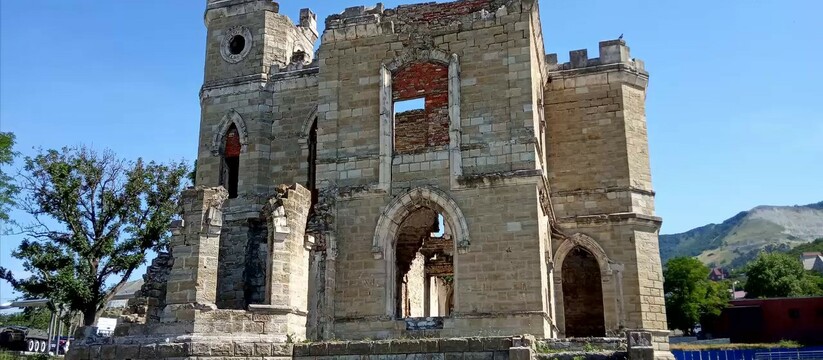 К сожалению, исторические здания находятся в плачевном состоянии. Они пережили войну, но не смогли пережить перестройку.