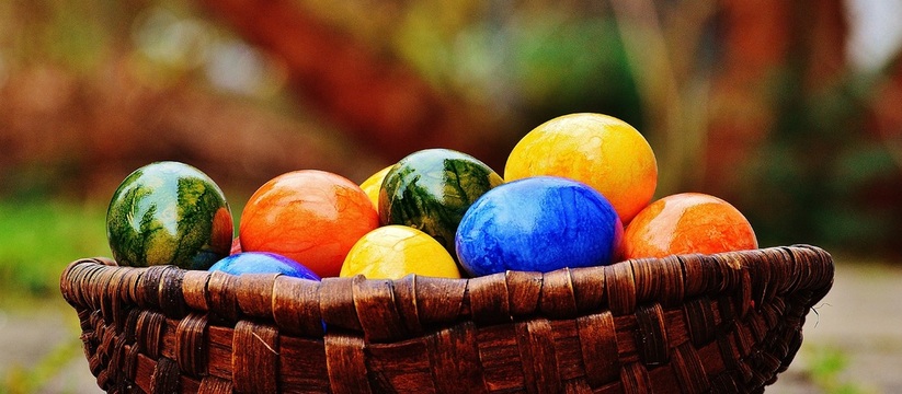 Традиционный цвет окрашенных яиц &mdash; красный, но многие выбирают разные оттенки и способы декора.
