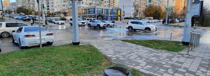 "И так уже полгода!": житель Новороссийска пожаловался на сломанный люк в Южном районе города