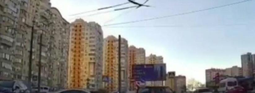 «Если есть «Мерс», то ты сам устанавливаешь ПДД?»: в Новороссийске на оживленном перекрестке произошел дорожный конфликт