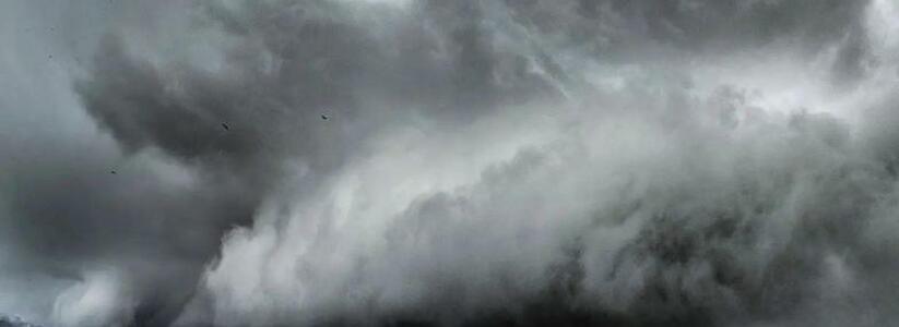 Апокалиптическое видео: новороссийский фотограф снял, как к Цемесской бухте несется грозовой фронт