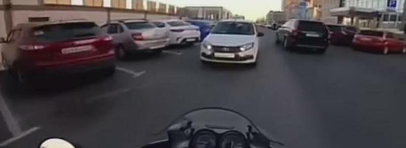 Новороссиец снял на видео, как мужчина в полицейской форме едет под кирпич по встречке