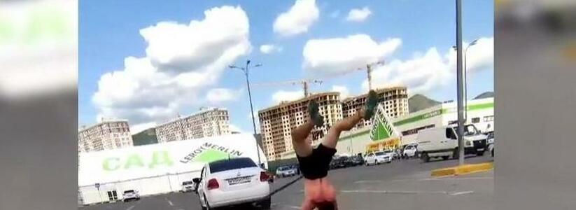 «Русский богатырь!»: в Новороссийске мужчина передвигает легковушку в стойке на руках