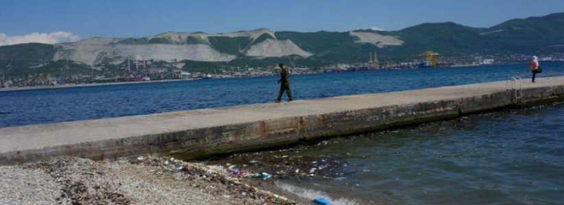 Пакеты, бутылки и башмаки: пляжи Новороссийска утопают в мусоре