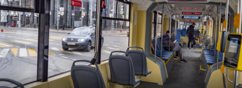 «Пошла вон отсюда!»: в Краснодаре в трамвае пассажиры избили девушку за отказ надеть маску