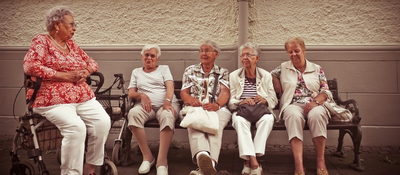 В России все более обсуждаемой становится тема социальных выплат для пожилых граждан.