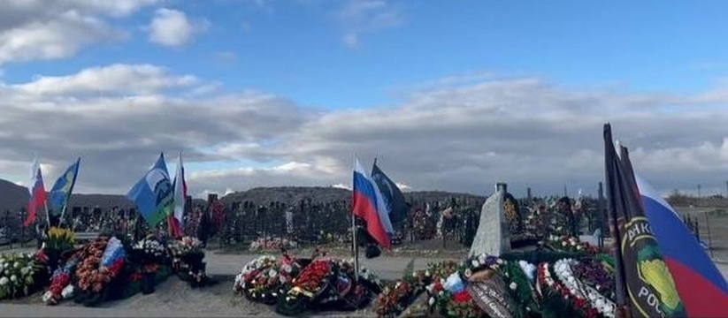 Новороссийцы возмущены, что могилы воинов, погибших в зоне СВО, расположены у подножья мусорной горы.