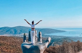 «Рука Свободы» вернулась на вершину горы Безумная в Кабардинке: координаты сногсшибательной фотолокации