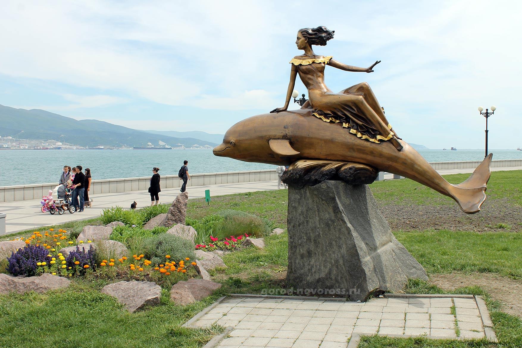 Скульптуры на набережной Адмирала Серебрякова Новороссийск