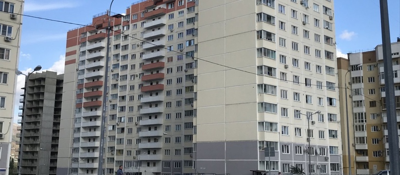 «Дите, залезь обратно!»: новороссийцы заметили парня, стоящего на перилах балкона многоэтажки - видео