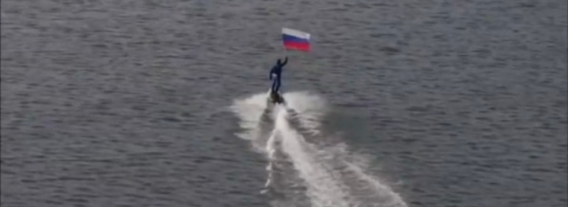 "Я русский! Мы идем до конца!": в Геленджике патриот прокатился по морю на электросапе с флагом России в руках