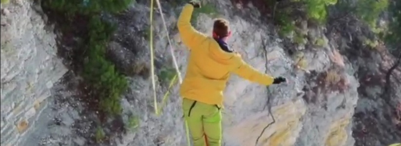 Балансируя над пропастью: спортсмен перешел Голубую Бездну по канату на стометровой высоте