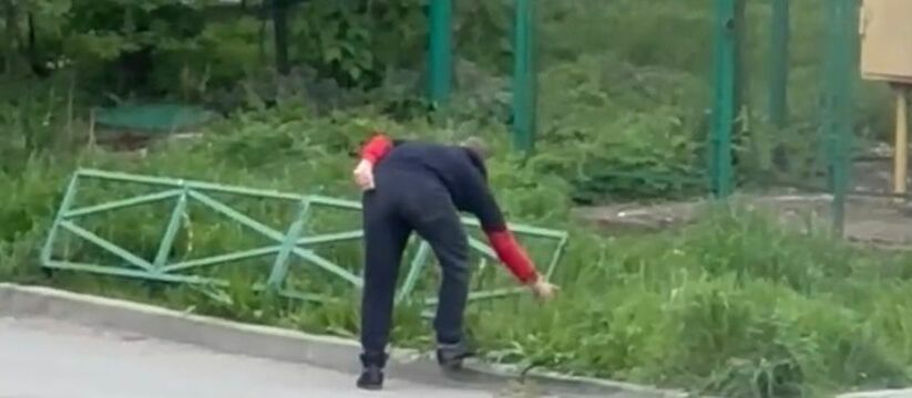 «Кража среди бела дня?!»: в Новороссийске мужчина на глазах прохожих демонтировал и унес ограждение МКД