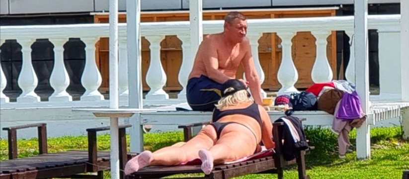 Дамы в стрингах, пенсионеры и даже собаки: на Черноморском побережье все отправились принимать солнечные ванны 