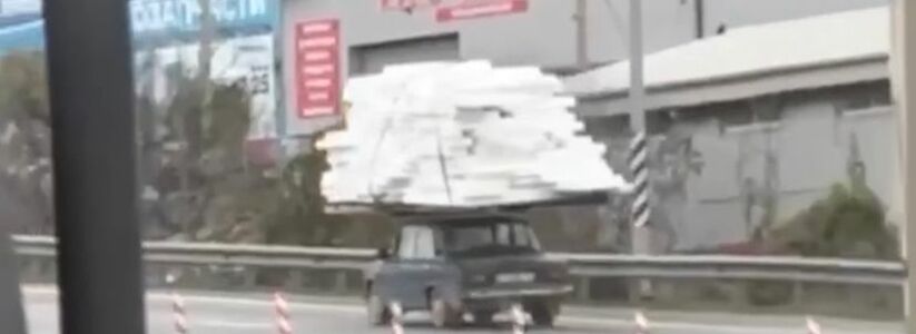 "Маленький трудяжка!": в Новороссийске заметили машину, груженную вдвое больше собственного размера 