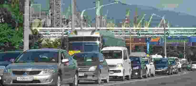 Новороссийск стоит в пробках: количество транспорта на дорогах превысило норматив в 12 раз