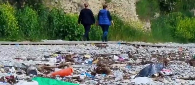 Гостинцы из Турции: пляжи Геленджика усыпаны заморским мусором