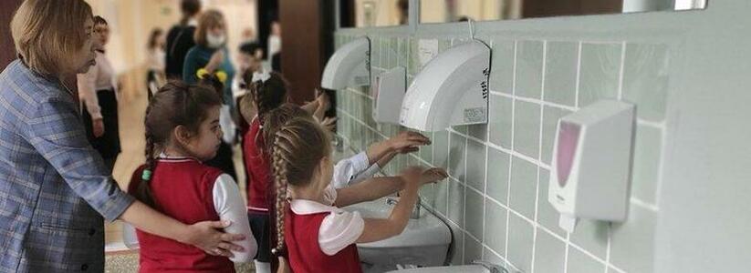 Родителей одной из новороссийских школ просят дежурить рядом с туалетом