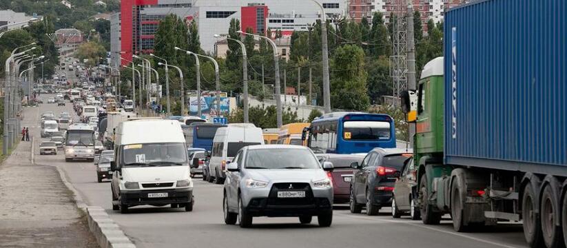Тема пробок в Новороссийске актуальна как никогда.Автомобилисты Новороссийска часами стоят в пробках в час-пик.