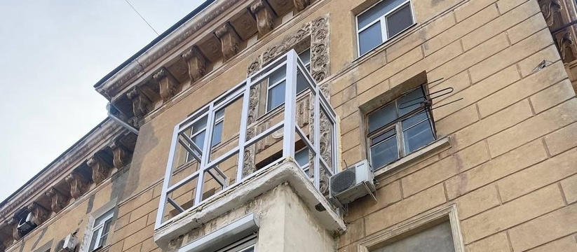 Собственница квартиры пообещала демонтировать балкон, уродующий фасад памятника архитектуры в Новороссийске, если другие владельцы помещений уберут свои пристройки 