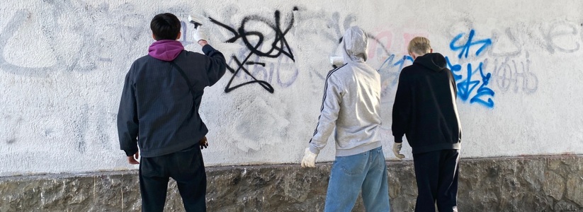В Новороссийске горе-граффитисты вооружились малярными кистями вместо баллончиков с краской и отправились закрашивать свои художества