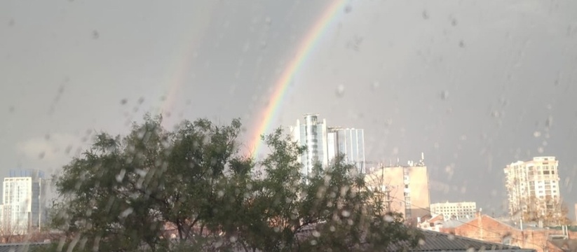 Новороссийцы любуются двойной радугой после дождя