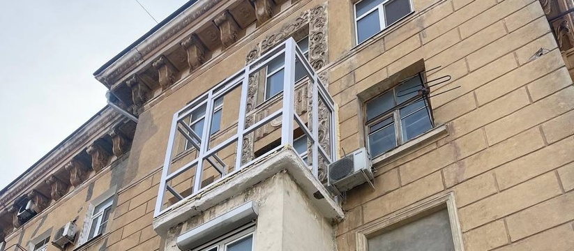 «Лютая жуть!»: горожане стеклят балкон на фасаде памятника архитектуры в Новороссийске