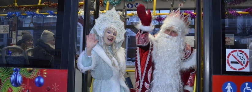 Дед Мороз и Снегурочка целый день будут веселить новороссийцев в новогоднем троллейбусе 31 декабря