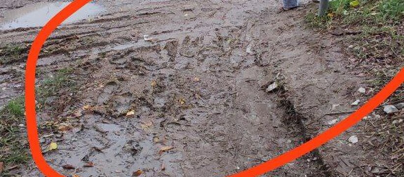 «Идти невозможно, на тротуаре месиво от грязи!»: новороссийцы не могут передвигаться по центру города из-за огромных луж и жижи