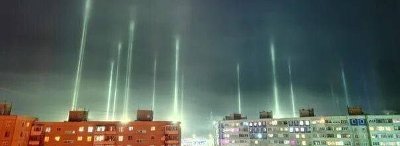 Оружие, прожекторы или природа: в небе над городами России появились странные световые столбы