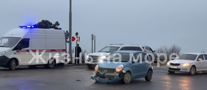 На серпантине между Кабардинкой и Новороссийском произошло ДТП.Столкнулись Toyota и BMW.
