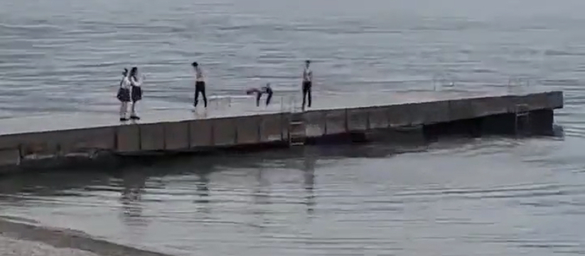 Взрослая жизнь началась: новороссийские выпускники прощаются со школой, прыгая в ледяное море (видео)