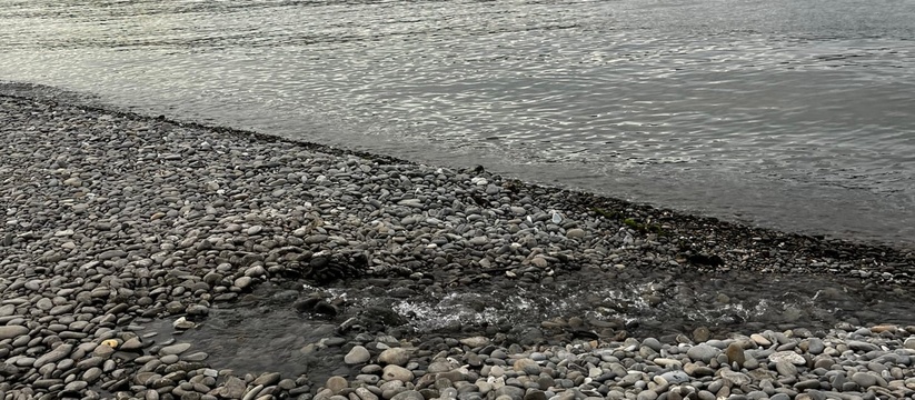 «Канализация хлещет прямо в море!?»: новороссийцы заметили, что на пляже «Нептун» из-под камней сочится горячая вода 