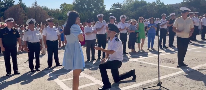 «Я хочу, чтобы ты была моей женой!»: видео, как прямо на вручении дипломов в Ушаковке в Новороссийске выпускник сделал предложение своей девушке 