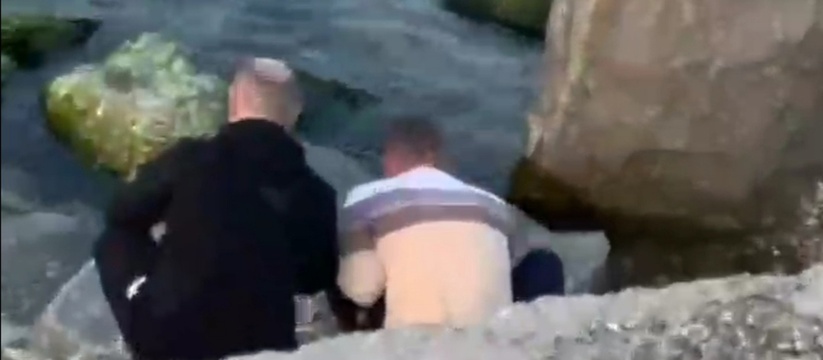 «Кладоискатели-романтики»: мужчины ищут закладку на берегу моря в районе мыса Любви в Новороссийске
