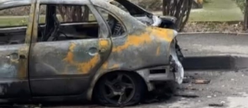 В Новороссийске дотла сгорел автомобиль, припаркованный в неположенном месте