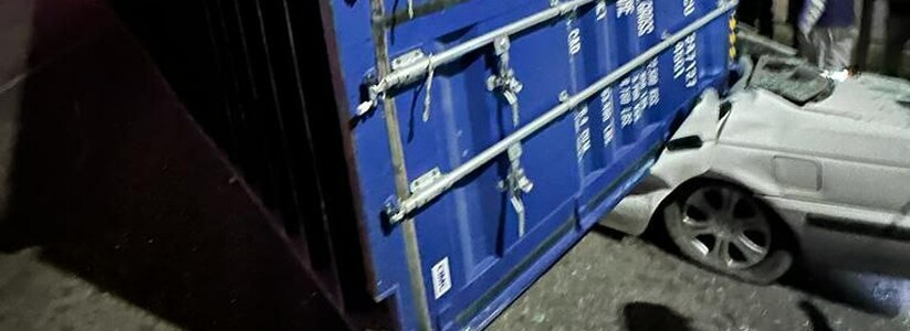 «Водитель орал и просил о помощи!»: в Новороссийск груженый контейнер раздавил иномарку
