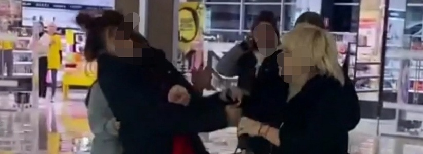 «Отпусти ее, сумасшедшая!!!»: в торговом центре Новороссийска женщины устроили драку
