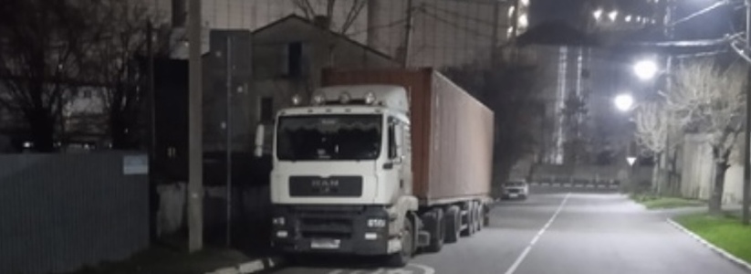«Ждём ДТП со смертельным исходом?!»: новороссийцы пожаловались на хаотичную парковку большегрузов 