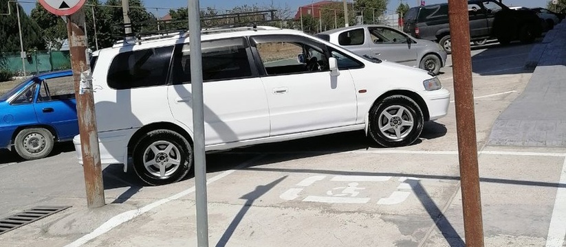 «Сюда теперь только на коляске можно заехать!»: под Новороссийском установили дорожный знак на парковочном месте для инвалидов