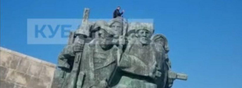 «Сел на голову герою»: в Новороссийске мужчина залез на памятник «Малая Земля»