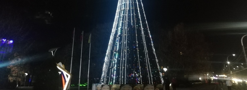«С Новым годом, друзья!»: у мэрии Новороссийска установили плешивую елку, на которой не горит половина гирлянд 