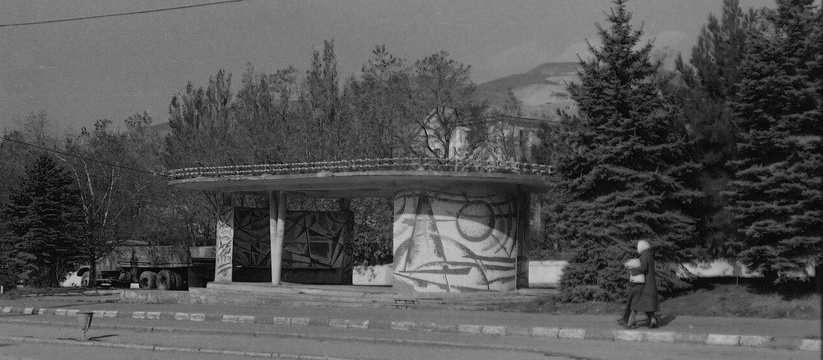 Мозаичные панно и монументальность: 9 фото советских остановок Новороссийска