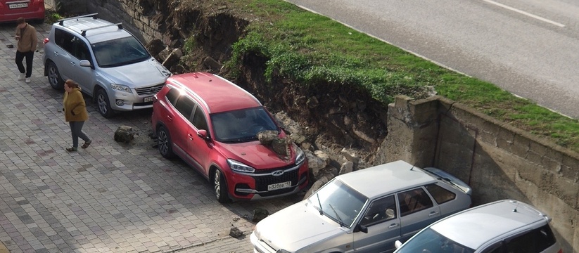 В Новороссийске на припаркованные автомобили обрушилась стена 