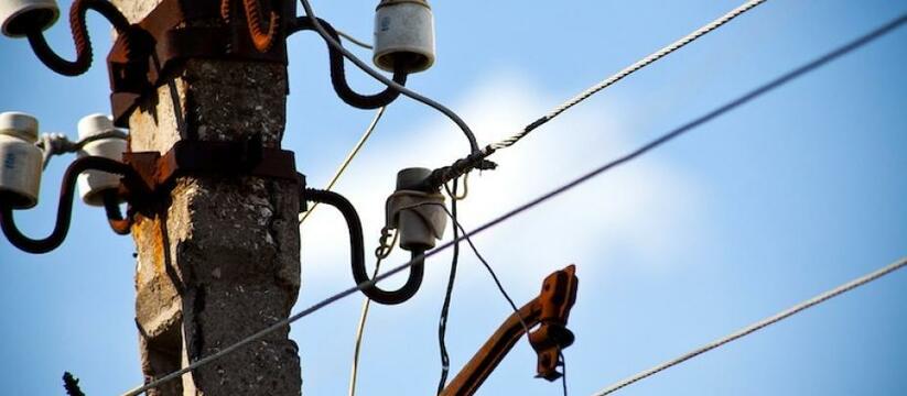 Жители пригорода Новороссийска будут без света целый месяц из-за реконструкции электросетей: список адресов и время